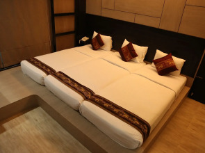 Boss Suites Nana Hotel