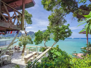 Phi Phi Cozy Seafront Resort