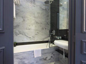 Hotel Lumen Paris Louvre