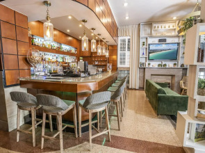 Chesterfield Hotel & Suites