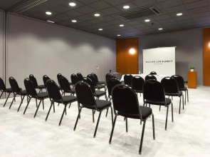 Отель Malcom and Barret