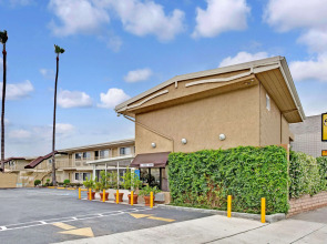 Super 8 by Wyndham Los Angeles-Culver City Area