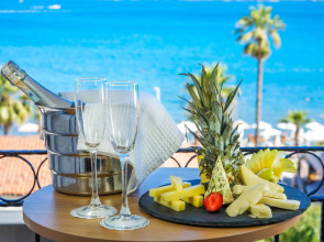 Aurasia SeaSide Hotel