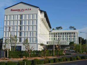 Ramada Plaza by Wyndham Chao Fah