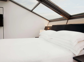 Отель Hilton Lake Como