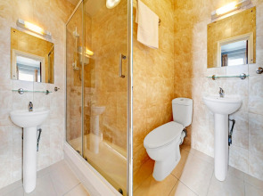 OYO Bostons Manor Hotel, Hanwell London