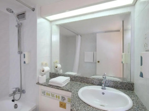 Mackenzie Beach Hotel & Apartments