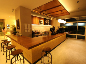 The Royal Bee Apart Hotel