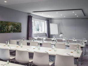 Airport Hotel by The New Yorker