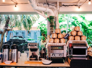 Waikiki Beachside Hostel