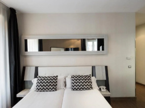 Отель Petit Palace Triball