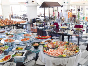 Al Bander Hotel & Resort