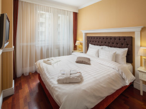 Queen's Court Hotel & Residence