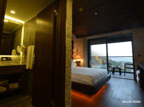 Manaspark Deluxe Hotel