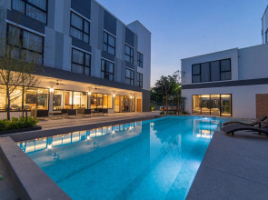 Gate43 Airport Hotel