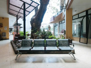 RedDoorz @ Arzo Hotel Grand Lodge