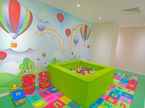 Adams Beach Hotel & Spa