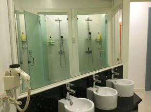 Townhouse OAK Makati Manila Near PNR Pasay Evangelista formerly VIP Suites