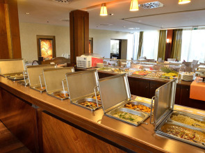 Hotel Golden Lake Resort