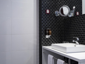 Petit Palace Lealtad Plaza