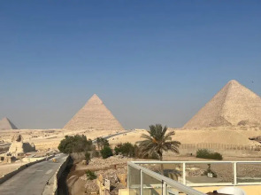 The Gate Hotel Front Pyramids & Sphinx View