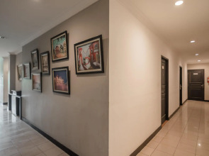 RedDoorz Plus near Mangga Besar Station 2