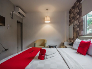 RedDoorz Plus near Mangga Besar Station 2