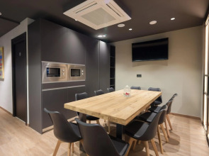 Airhostel Barcelona Airport 24h