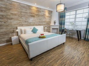 Chesterfield Hotel & Suites