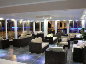 Mackenzie Beach Hotel & Apartments