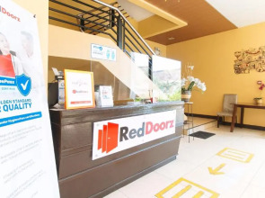 RedDoorz @ Arzo Hotel Grand Lodge