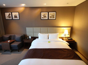 The Central Plaza Hotel