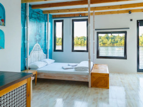 ArkaBarka Floating Hostel and Apartments