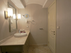 The PINEHILL Hotel & Suites