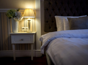 Queen's Court Hotel & Residence