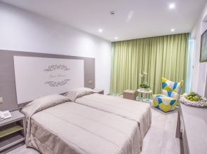 Nicholas Color Hotel