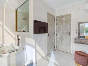 Shadow Pyramids View INN