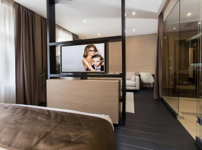 Dominic & Smart Luxury Suites Republic Square