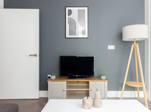 Luminous 2 Bed Balcony Flat in Islington