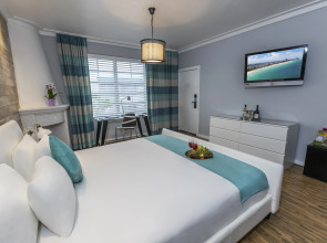 Chesterfield Hotel & Suites