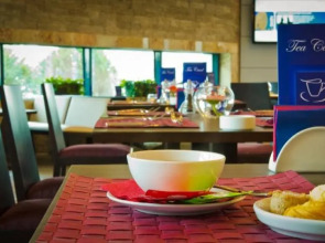 Отель Chirag Plaza Hotel & Business Center