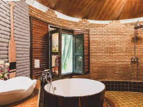 Kaengkrachan Boathouse Paradise Resort