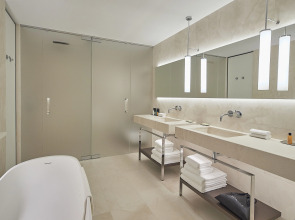 Отель Hilton Lake Como