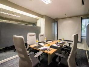 Отель PARKROYAL Suites Bangkok