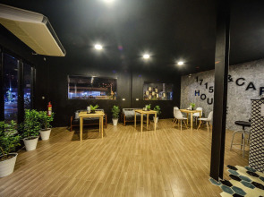 1715 House - White Rhino