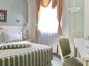 Queen's Astoria Design Hotel