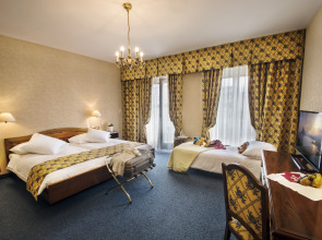 International au Lac Historic Lakeside Hotel