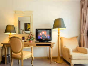 The StandardX Bangkok Phra Arthit