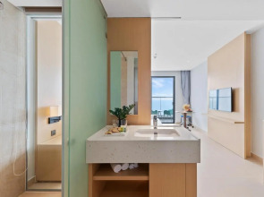 Курортный отель The Empyrean Cam Ranh Beach Resort