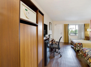 Super 8 by Wyndham Orlando International Drive